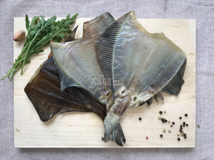 Деревенские гренки с чесноком: Камбала камчатская вяленая без икры