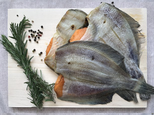 Деревенские гренки с чесноком: Камбала камчатская вяленая с икрой