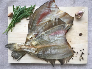 Деревенские гренки с чесноком: Камбала ёрш (Мурманская) вяленая