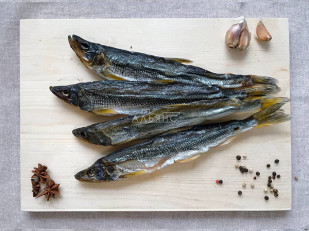 Деревенские гренки с чесноком: Корюшка вяленая без икры