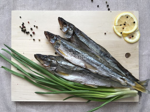 Деревенские гренки с чесноком: Корюшка вяленая с икрой