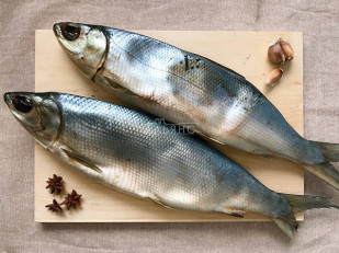 Деревенские гренки с чесноком: Сиг вяленый