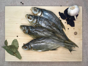 Деревенские гренки с чесноком: Густера вяленая