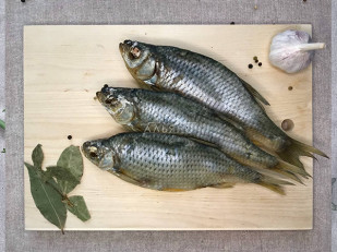 Деревенские гренки с чесноком: Красноперка вяленая