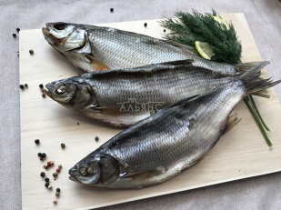 Деревенские гренки с чесноком: Плотва вяленая