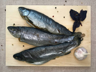 Деревенские гренки с чесноком: Форель радужная вяленая